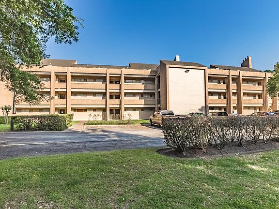 4th image of 12600 Melville Dr #2