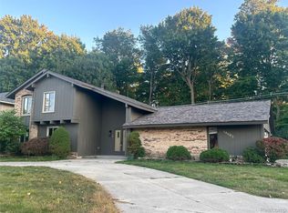 34603 Oak Forest Dr, Farmington Hills, MI 48331