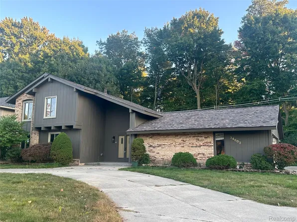 34603 Oak Forest Dr, Farmington Hills, MI 48331