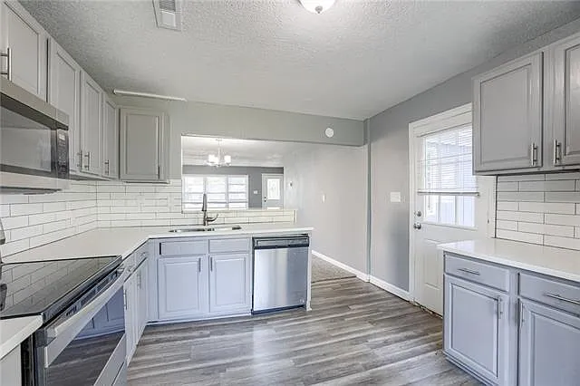 11000 N Kenwood Ave — Photo 2