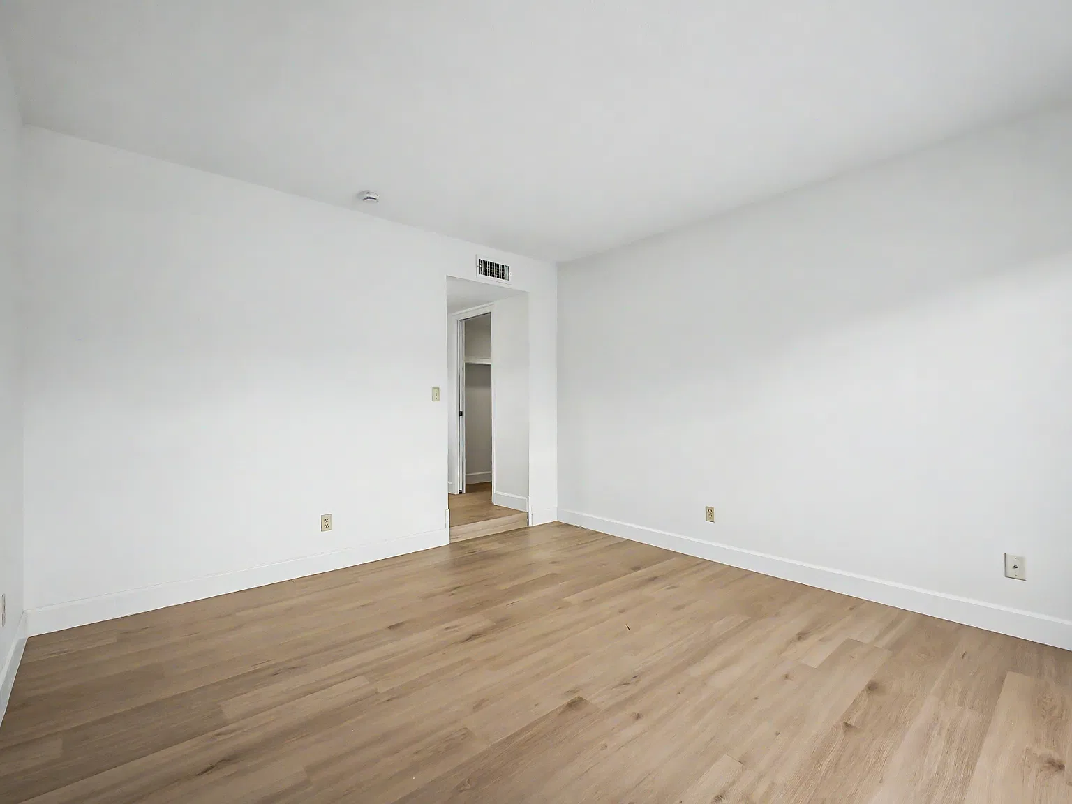 2 bed, 1111 sqft, $2,100 — Photo 4