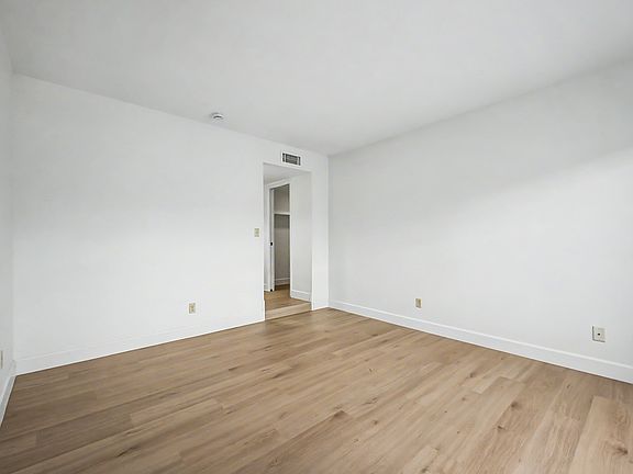 4th image of 5207 S Hazelton Ln