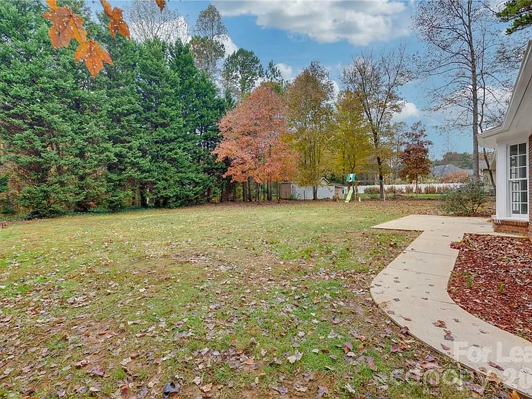 136 Trollingwood Ln — Photo 3