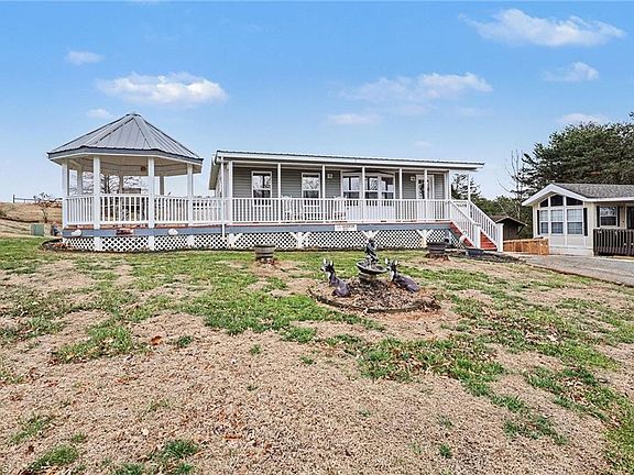 3rd image of 121 Grand View Dr