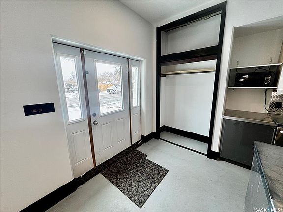 4th image of 347 Maple AVENUE