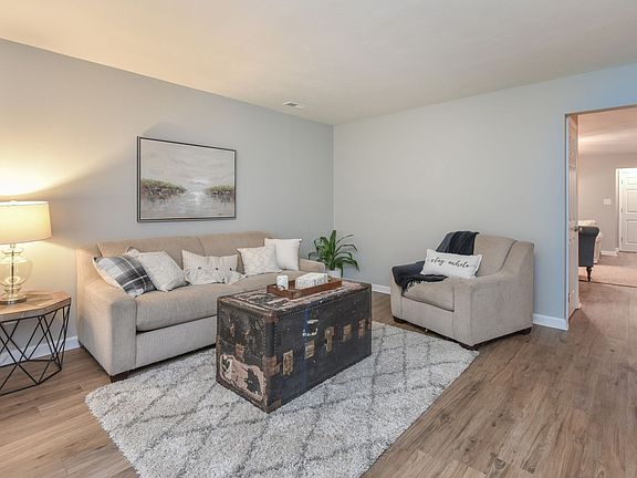 4th image of 1423 Goldfinch Ln