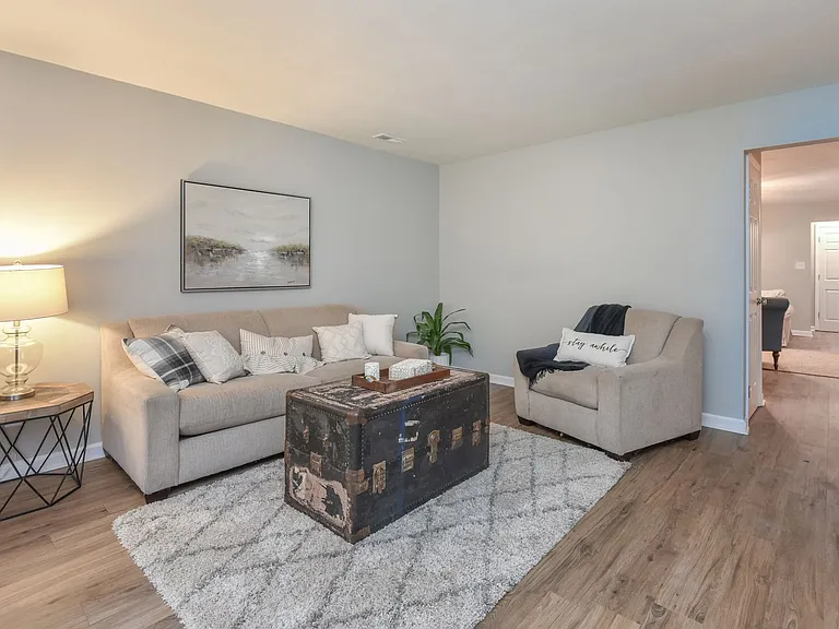1423 Goldfinch Ln — Photo 4