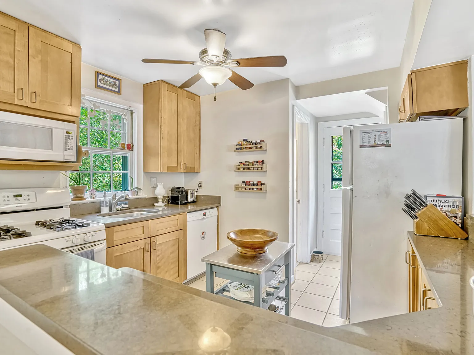 4 bed, 2.5 bath, 1808 sqft, $3,950 — Photo 4