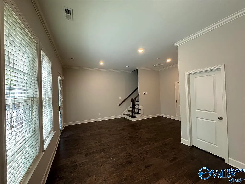 3 bed, 4.0 bath, 2194 sqft, $2,400 — Photo 4