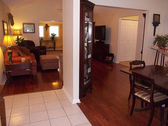 3rd image of 315 Live Oak Ln