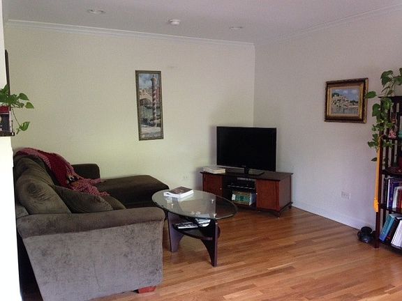 3rd image of 32 Elgin Ave APT C1