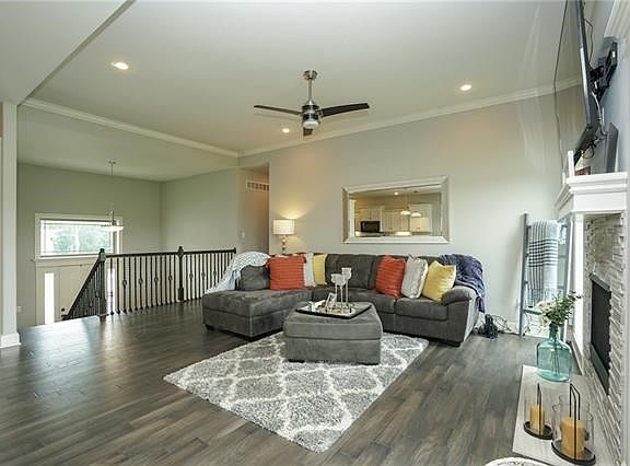 5th image of 1409 NW Burr Oak Ln