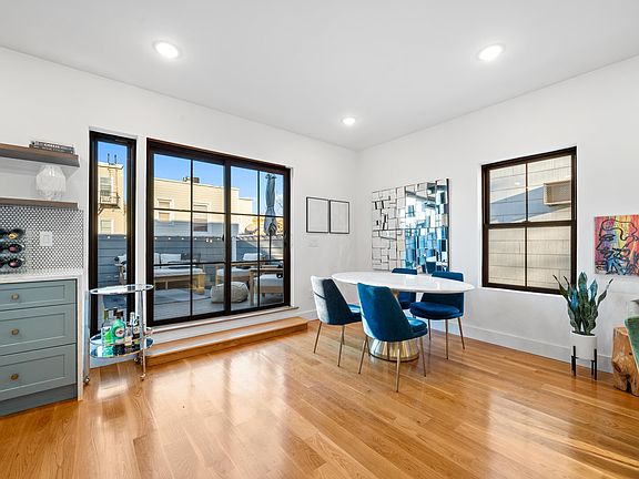 3rd image of 58 Waverly St Unit 2