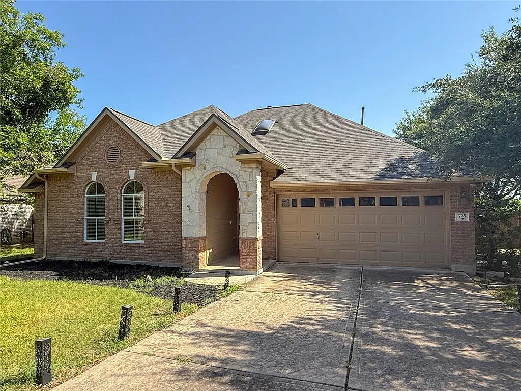 3 bed, 2.0 bath, 2220 sqft, $2,350 — Photo 1