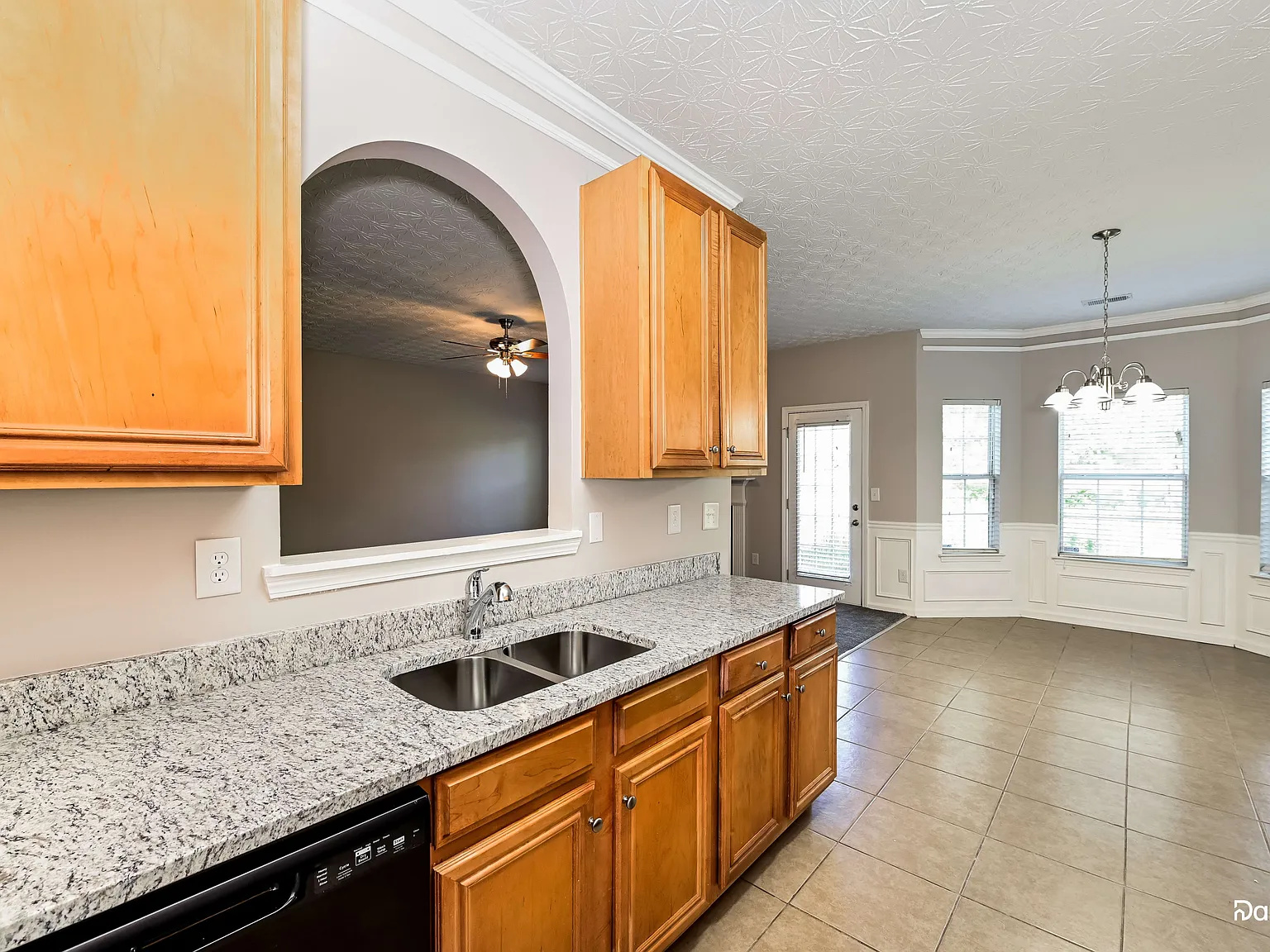3 bed, 2.5 bath, 1816 sqft, $1,980 — Photo 4