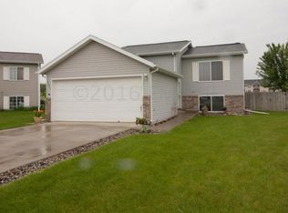 1049 Sheyenne Park Pl, West Fargo, ND 58078