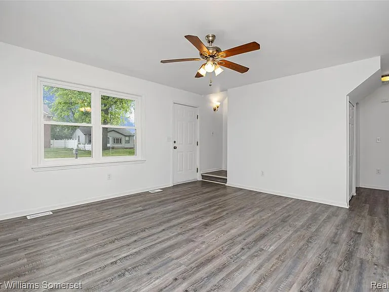 90 Tacoma Dr — Photo 9