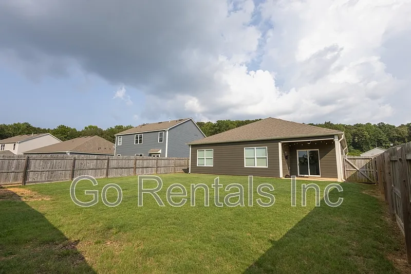 4 bed, 2.0 bath, 1774 sqft, $1,995 — Photo 2