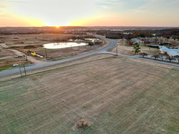 3207 Harris St, Gainesville, TX 76240