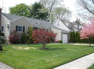 22 Shelley Ct, Plainview, NY 11803