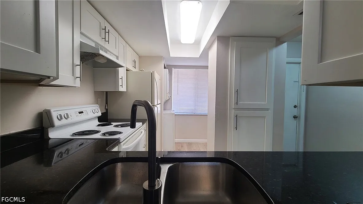 2 bed, 2.0 bath, 975 sqft, $1,200 — Photo 3