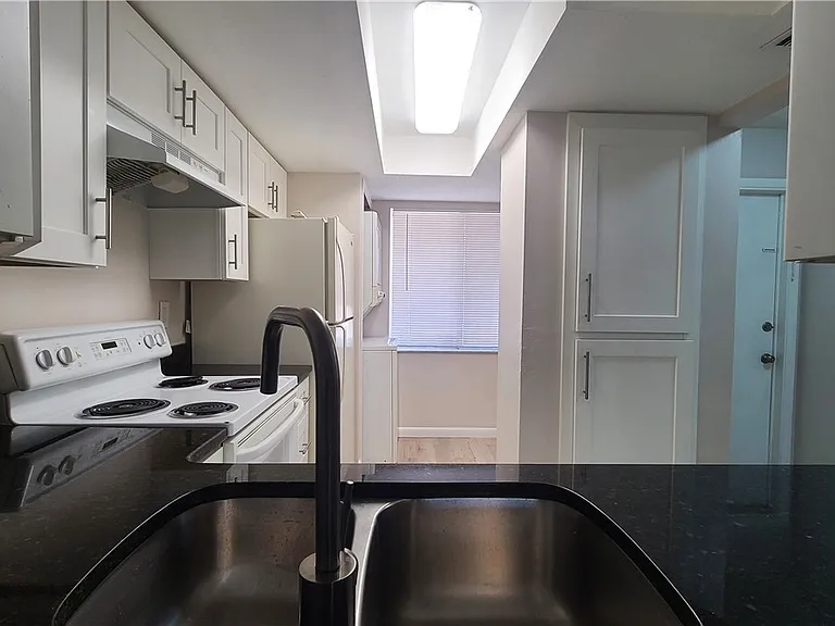 930 SW 47th Ter #5 — Photo 3