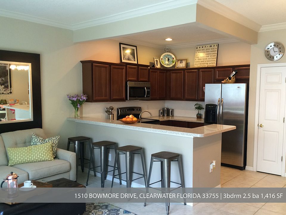 Kitchen with Eat-in Bar