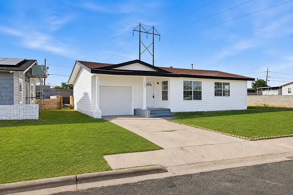 4 bed, 2.0 bath, 1420 sqft, $2,400 — Photo 1