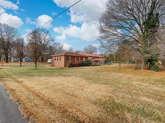 4th image of 717 Camellia Ln