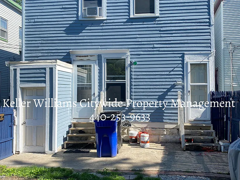 2 bedroom 1 bath up unit in Gordon Square — Photo 3