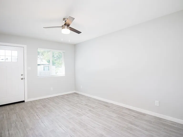 2122 W Augusta Ave #7 — Photo 19