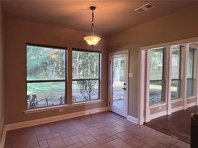 421 Greenfield Dr — Photo 8