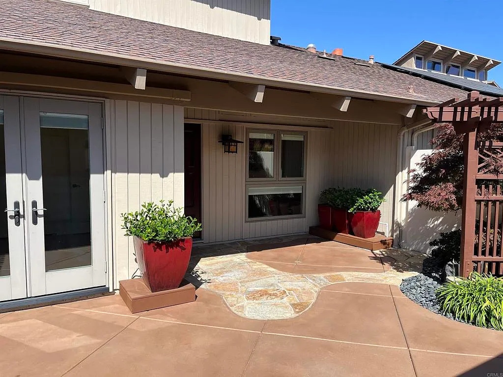 3 bed, 2.5 bath, 1528 sqft, $6,200 — Photo 2