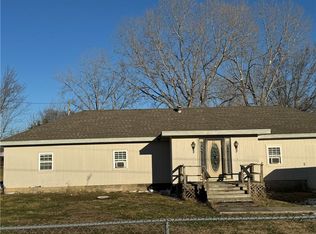 24821 S King Rd, Peculiar, MO 64078