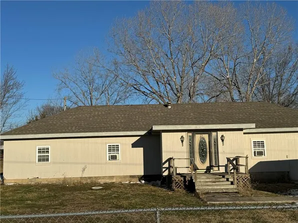 24821 S King Rd, Peculiar, MO 64078