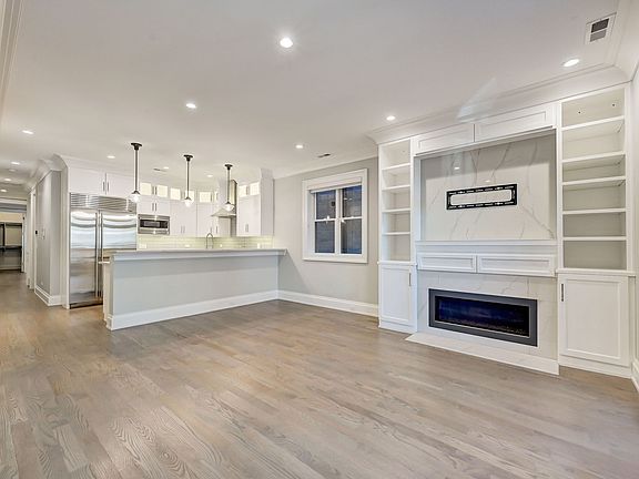 2nd image of 2056 N Dayton St #2