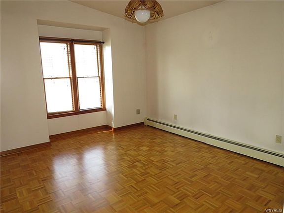 5th image of 22 Crestwood Ct