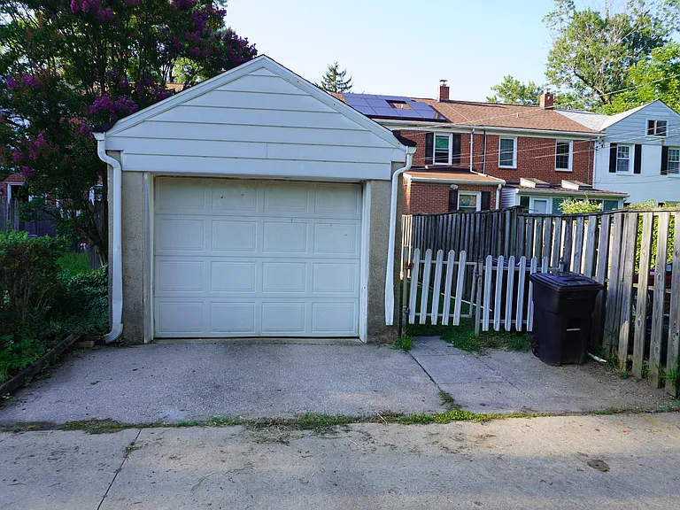 205 E Burke Ave — Photo 33
