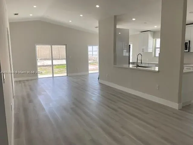 3 bed, 1365 sqft, $3,350 — Photo 3