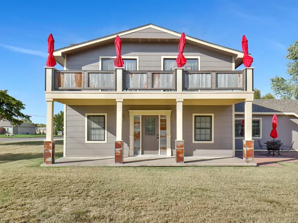 596 W 1st St, Valley Center, KS 67147