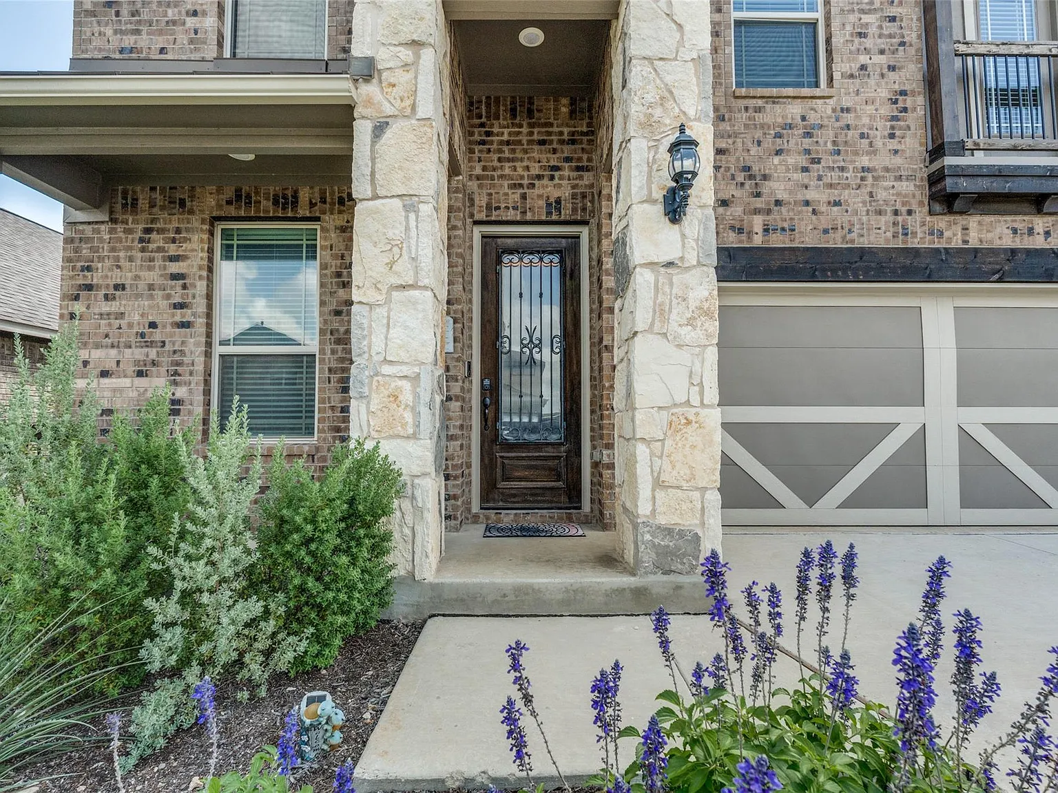 4 bed, 3.5 bath, 2989 sqft, $3,400 — Photo 2