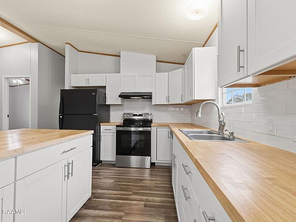 5th image of 111 Blanco Dr