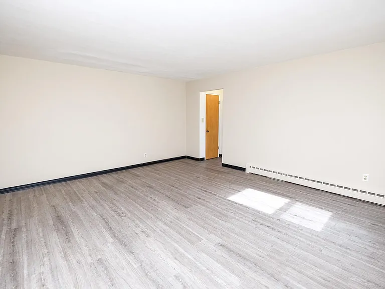 Laurel Terrace — Photo 13