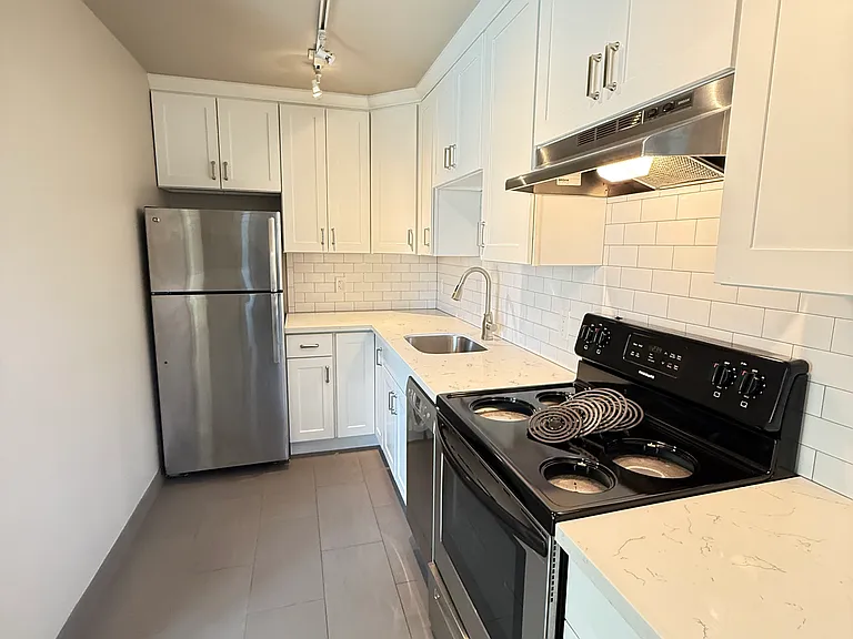 421 Summit Ave E #202 — Photo 25