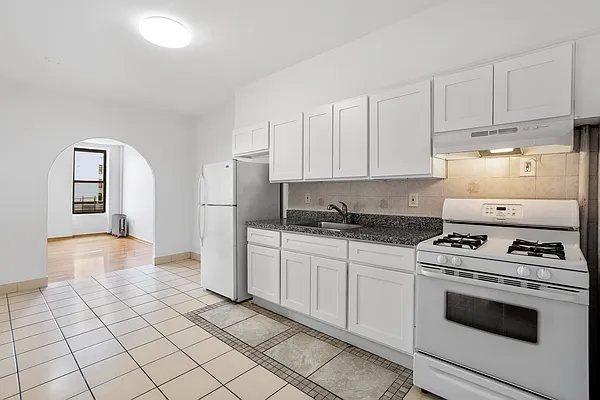 Rented by Safdie Realty Group | media 27