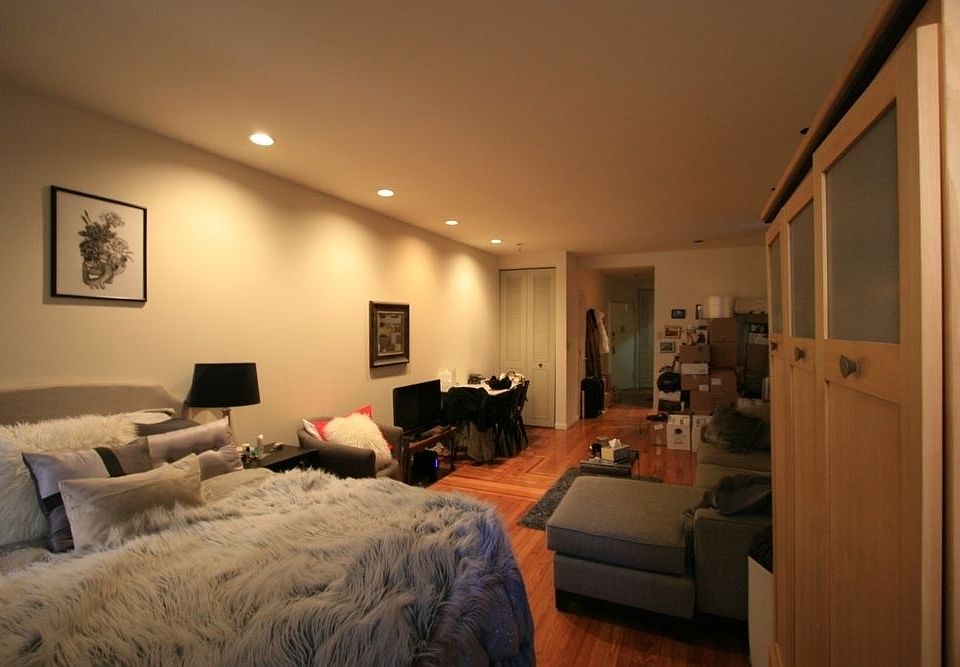 2nd image of 112 E 90th St APT 3D