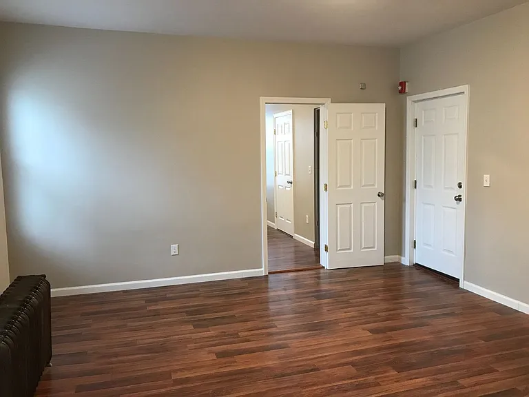 430 Greenfield Avenue — Photo 5