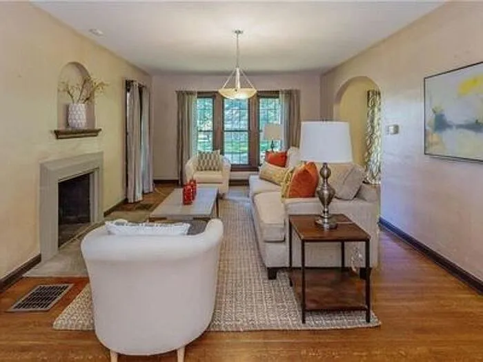 3 bed, 2.0 bath, 3086 sqft, $2,995 — Photo 3