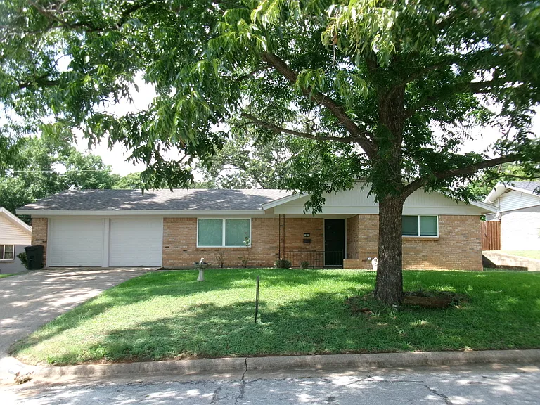 1610 Toplea Dr — Photo 1