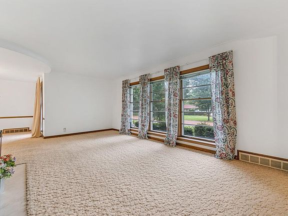 3rd image of 921 Shandel Dr